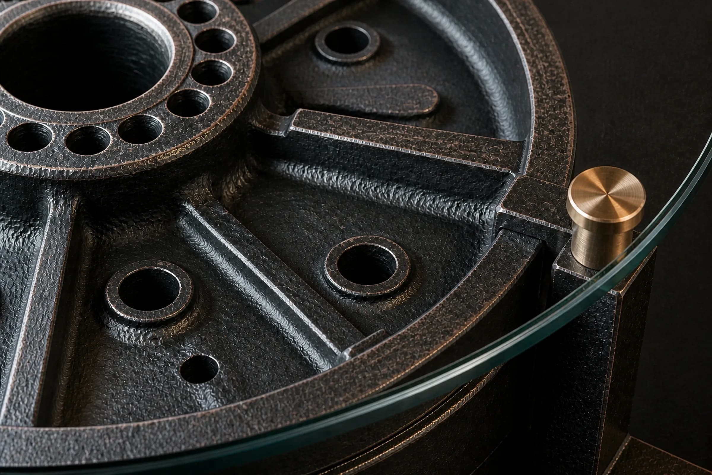 Glass on steel: why we never clamp the plate