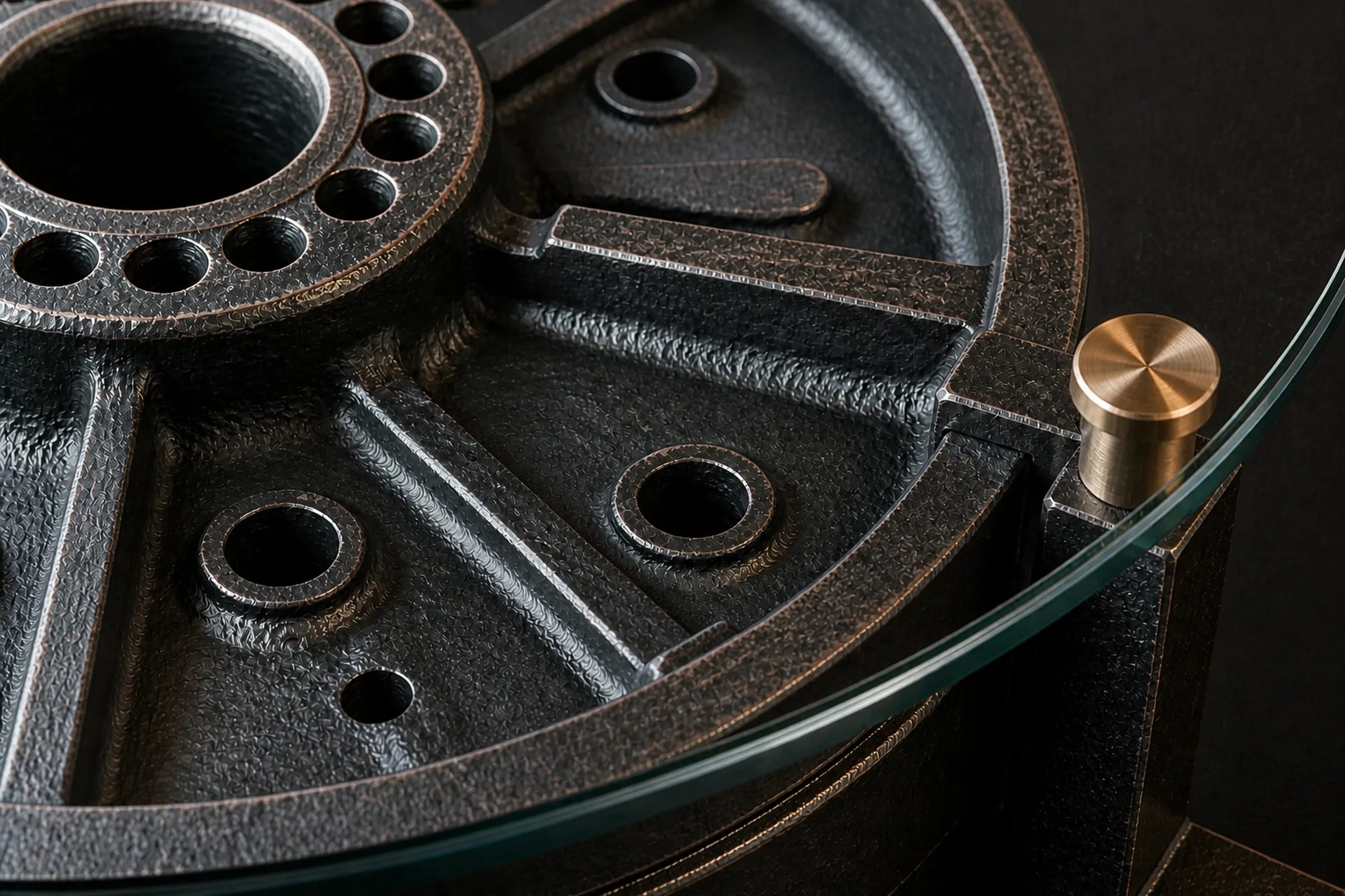 Detail of hub, ribs, bronze spacer and smoked glass on IDLER 100.