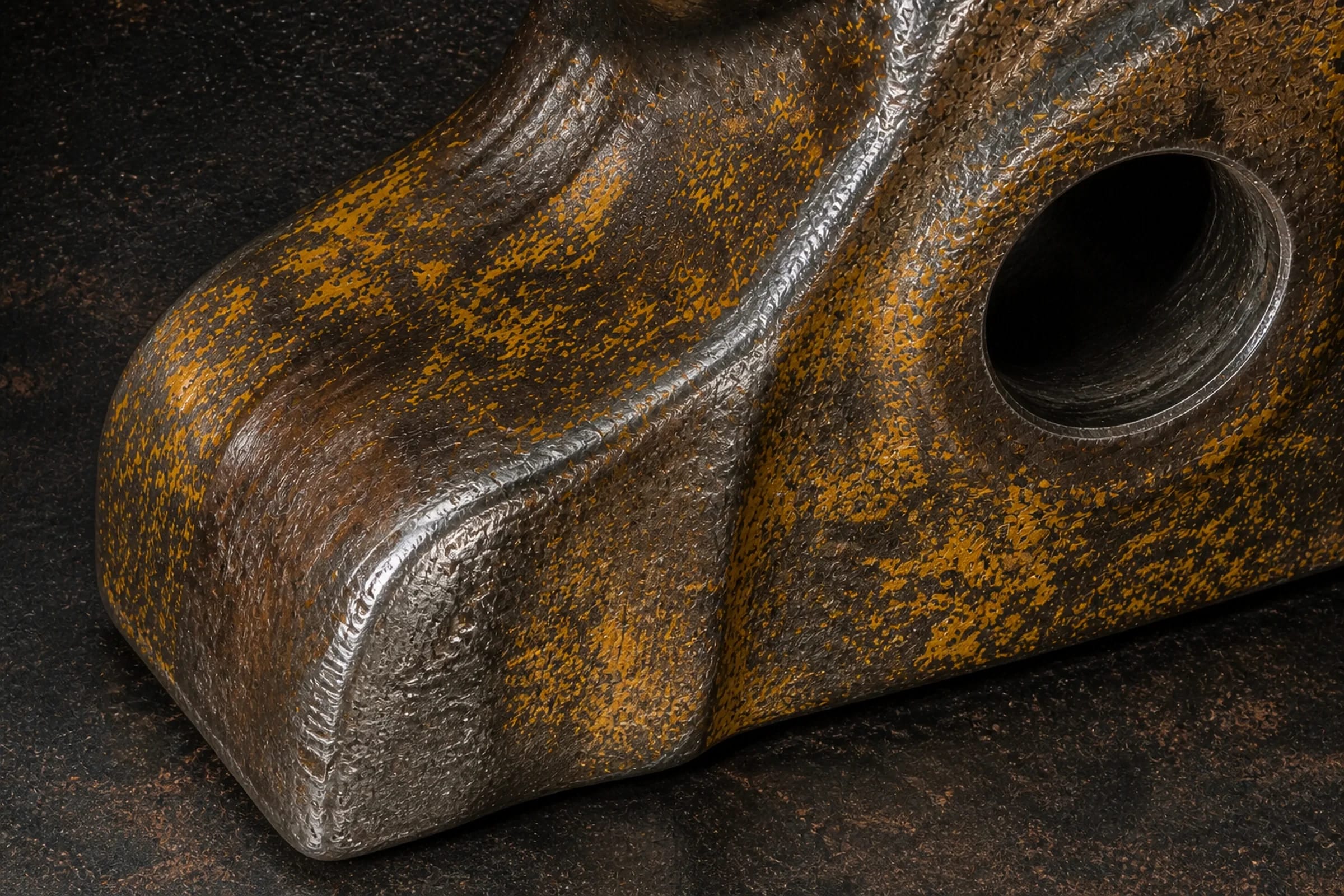 Detail of pin bore, wear marks and glass fixing on TOOTH 48.