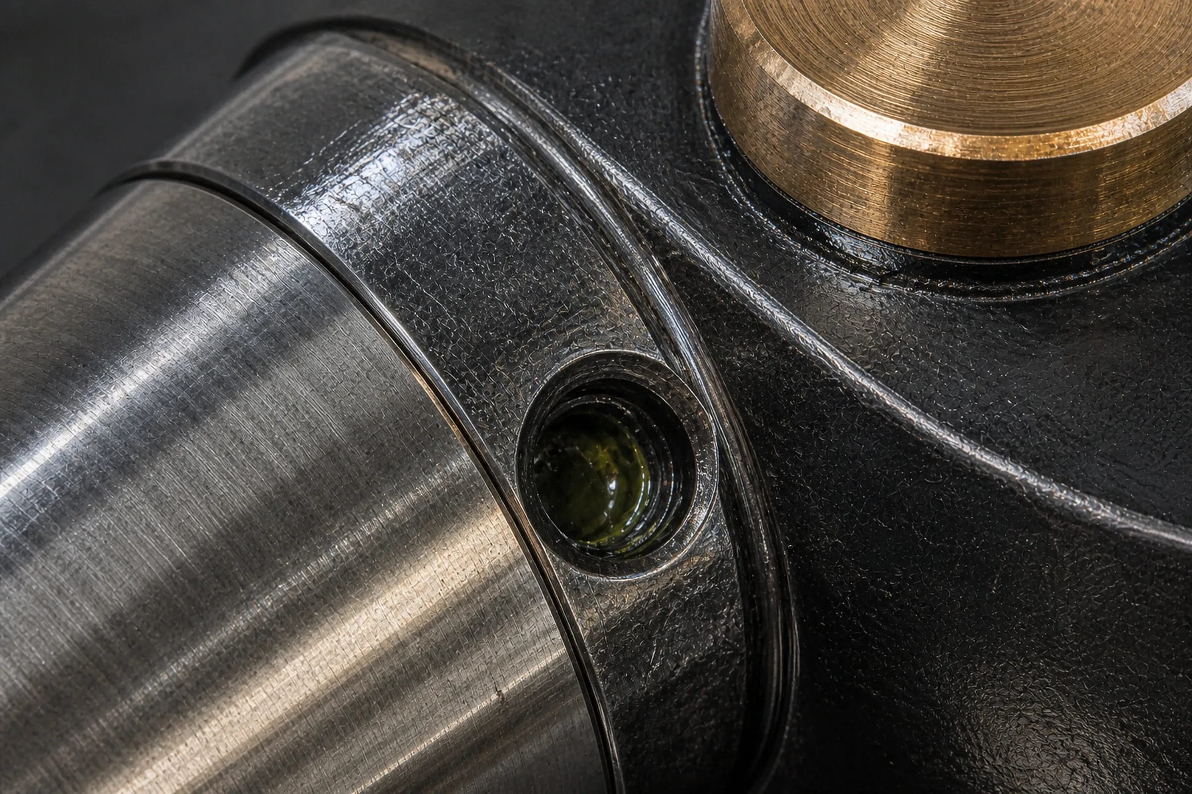 Detail of polished pin, central node and glass edge on PIN 60.