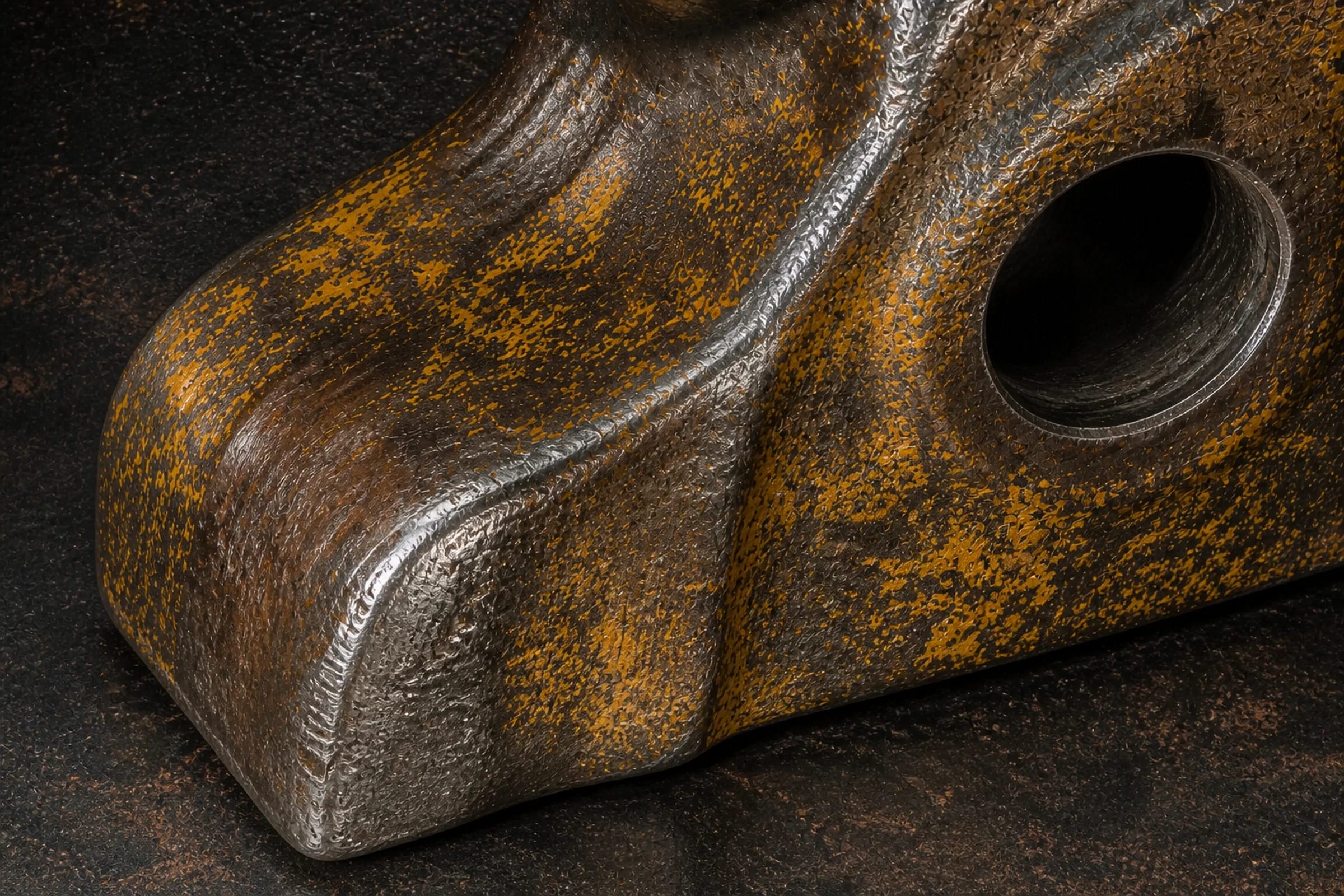 Detail of pin bore, wear marks and glass fixing on TOOTH 48.